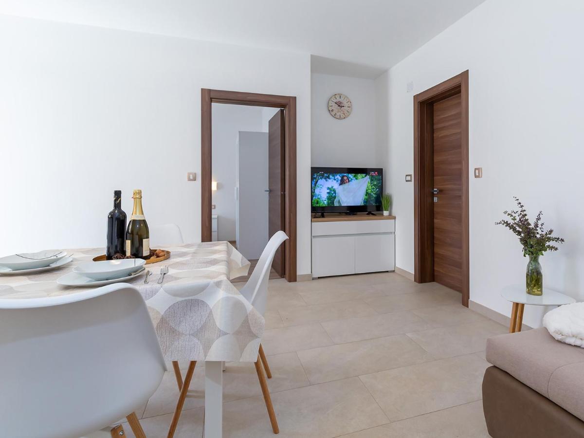 Villa Gioia Apartment With Terrace โปเรช ภายนอก รูปภาพ
