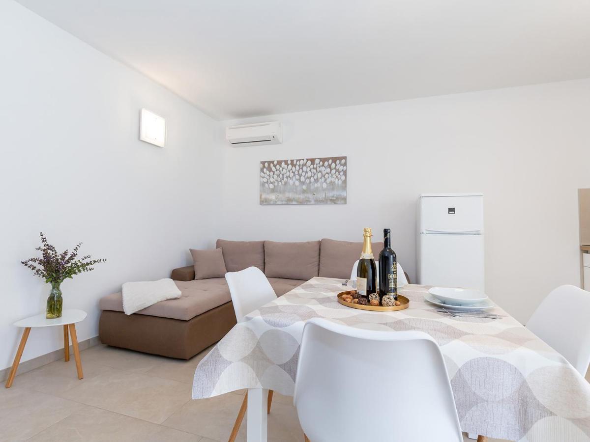 Villa Gioia Apartment With Terrace โปเรช ภายนอก รูปภาพ